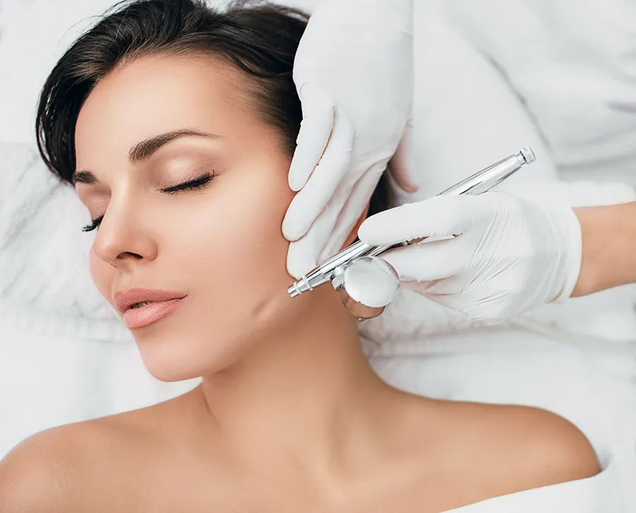Hydrodermabrasion facial visage femme